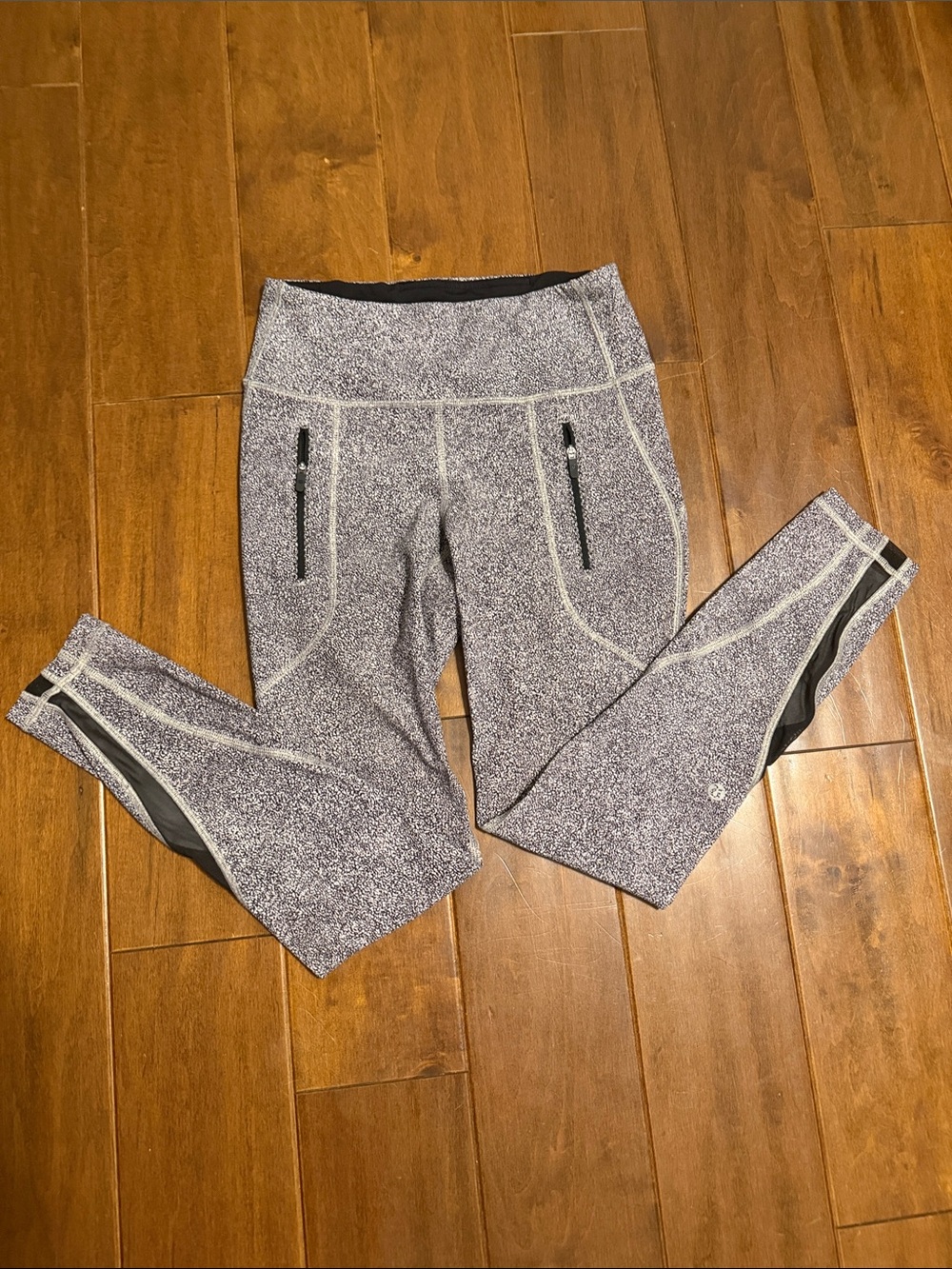 Sz 4 Lululemon Speckled black and white  Leggings with Zipper Pockets